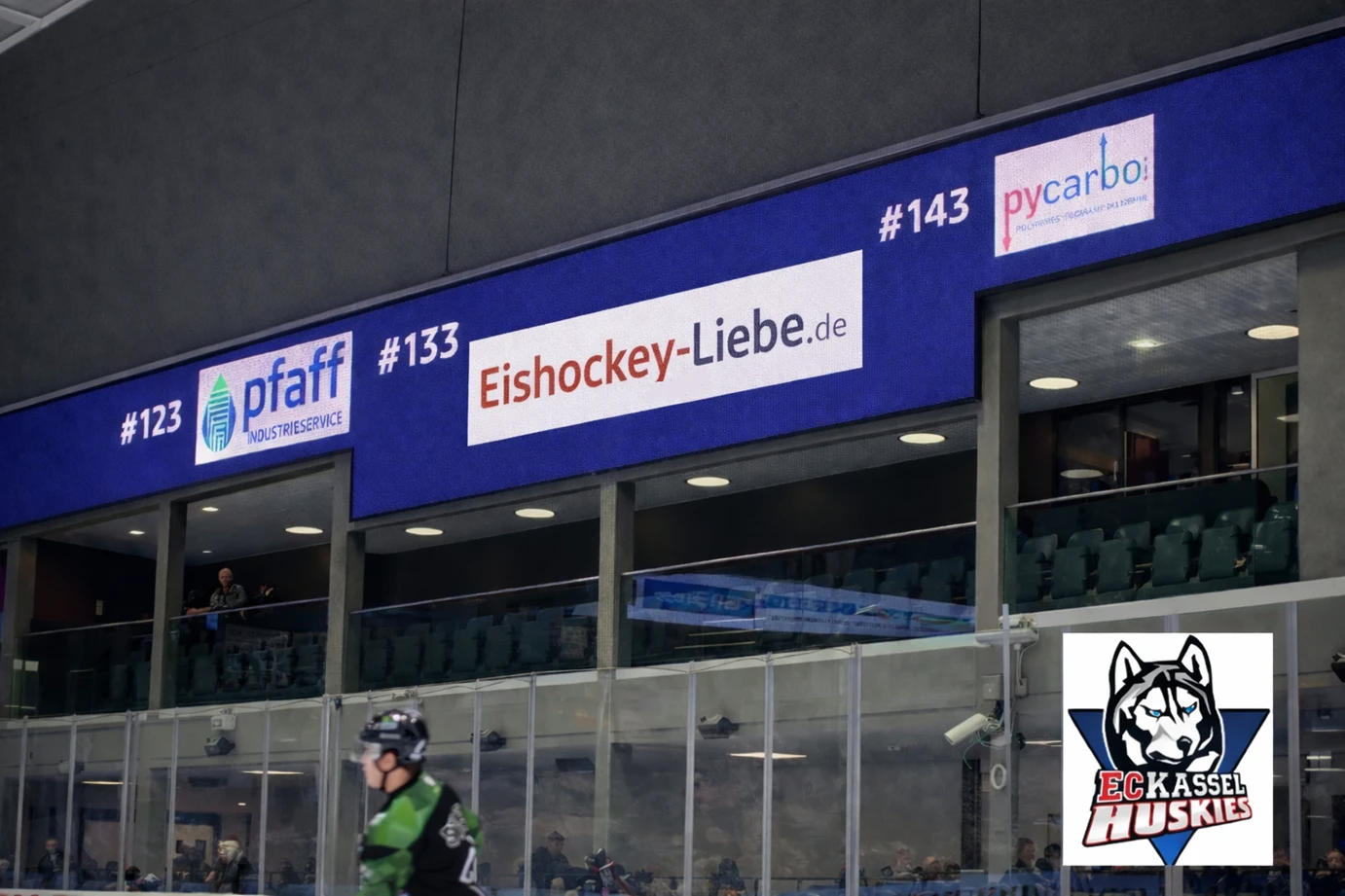 LED-Bande in der Kasseler Eishalle mit Eishockey-Liebe.de auf Position #133 zwischen pfaff Industrieservice (#123) und pycarbo (#143)